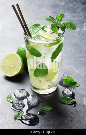 Cocktail Mojito su pietra scura tabella Foto Stock