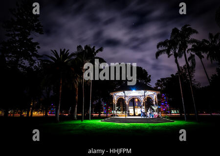 Parco Spreckles con decorazioni di Natale su Orange Avenue in background (Coronado, CA). Foto Stock