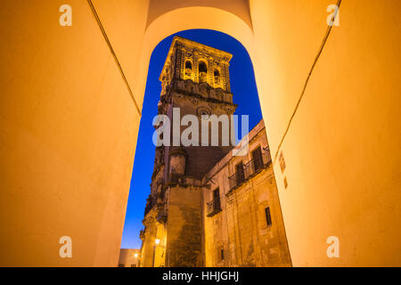 Basilica Santa Maria in Arcos de la frontera durante la notte Foto Stock