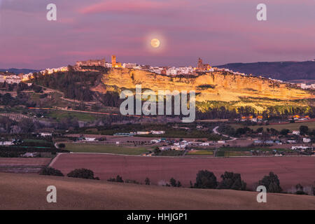 Il 'Peña " di Arcos de la frontera durante una notte di luna piena Foto Stock