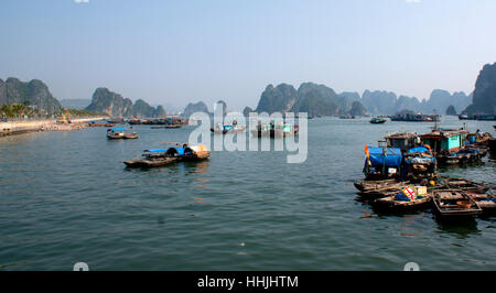 Vedute panoramiche e le imbarcazioni turistiche nella Baia di Ha Long Vietnam Foto Stock