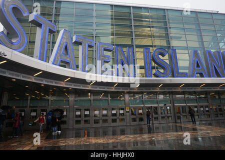 La Staten Island Ferry Terminal a Manhattan, New York City, Stati Uniti d'America Foto Stock