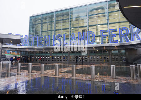 La Staten Island Ferry Terminal a Manhattan, New York City, Stati Uniti d'America Foto Stock