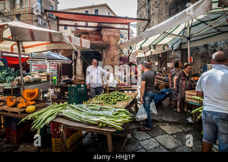 Vegetali in stallo il mercato Ballaro, Palermo, Sicilia Foto Stock