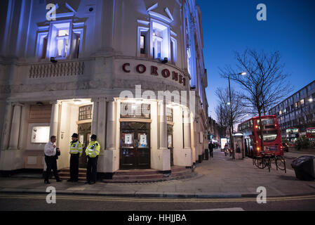 Londra, Regno Unito. Xix gen, 2017. Protesta al di fuori di Notting Hill's Coronet Theatre. I manifestanti hanno accusato la Sala Stampa in Notting Hill's old Coronet costruzione della 'yellowface casting' nella sua produzione di Howard Barker di gioco "nel profondo dell'amore". Credito: Alberto Pezzali/Pacific Press/Alamy Live News Foto Stock