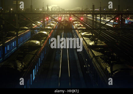 Jakarta, Indonesia. Xix gen, 2017. Vista aerea della flotta di Giacarta di " commuters " Treno linea al deposito dei treni della stazione di Depok, Depok, West Java. La nazionale indonesiana azienda ferroviaria, PT Kereta Api INDONESIA - Jakarta " commuter " Linea (PT KAI-KCJ), le proiezioni di crescita nel numero di passeggeri Jakarta linea Commuter ammontavano a 4,19% o 11,7 milioni di persone nel 2017, dal precedente 280.58 milioni di passeggeri nel 2016 divenne 202.34 milioni di passeggeri entro la fine di quest'anno. Credito: PACIFIC PRESS/Alamy Live News Foto Stock