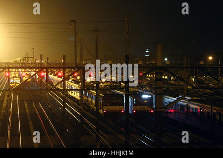 Jakarta, Indonesia. Xix gen, 2017. Vista aerea della flotta di Giacarta di " commuters " Treno linea al deposito dei treni della stazione di Depok, Depok, West Java. La nazionale indonesiana azienda ferroviaria, PT Kereta Api INDONESIA - Jakarta " commuter " Linea (PT KAI-KCJ), le proiezioni di crescita nel numero di passeggeri Jakarta linea Commuter ammontavano a 4,19% o 11,7 milioni di persone nel 2017, dal precedente 280.58 milioni di passeggeri nel 2016 divenne 202.34 milioni di passeggeri entro la fine di quest'anno. Credito: PACIFIC PRESS/Alamy Live News Foto Stock