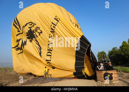 Lo sgonfiaggio del palloncino dopo il suo posizionamento in un luogo sicuro per proteggere la busta (Myanmar). Foto Stock