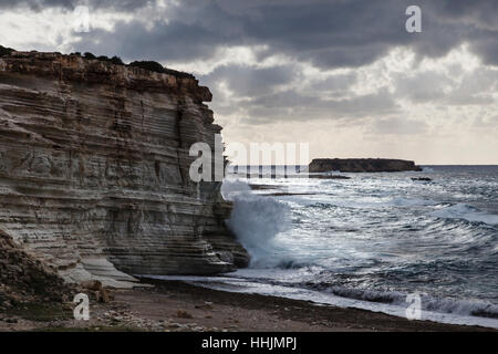 Capo Drepano e Geronisos isola in inverno, vicino a Pegeia, Cipro Foto Stock