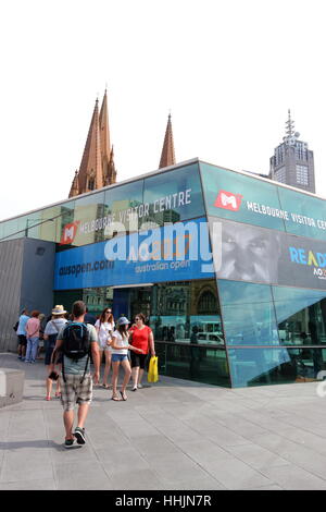 Melbourne visitor information centre di fronte Federation Square nel CBD di Melbourne Victoria Australia Foto Stock