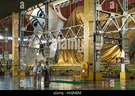 Gigante Buddha reclinato del Chauk Htat Gyi Pagoda di Yangon o Rangoon, Myanmar, Asia Foto Stock