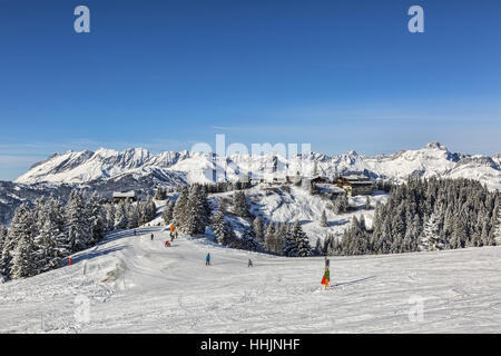 Dominio sciistico situato in alta quota nelle Alpi nel massiccio del Beaufortain in Alta Savoia vicino a Mont Blanc. Foto Stock