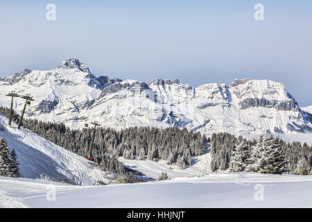 Dominio sciistico situato in alta quota nelle Alpi nel massiccio del Beaufortain in Alta Savoia vicino a Mont Blanc. Foto Stock