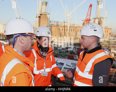 Il vice sindaco per il trasporto Val Shawcross (centro) e la metropolitana di Londra Direttore Mark Wild (sinistra) parlare con Derek Whelan durante una visita per la Northern Line Extension Sito, Battersea, Londra. Foto Stock