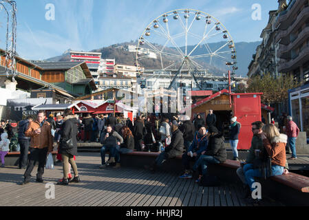 Mercatino di Natale con la ruota panoramica Ferris a Montreux in Svizzera Foto Stock