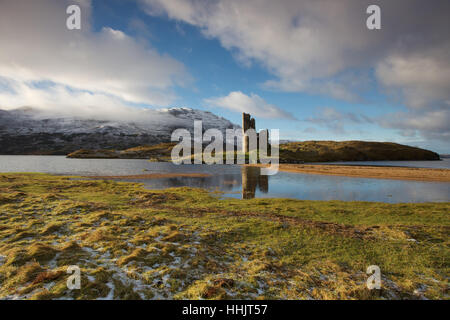 Ardvrech castello sul Loch Assynt con montagne innevate sullo sfondo. Foto Stock