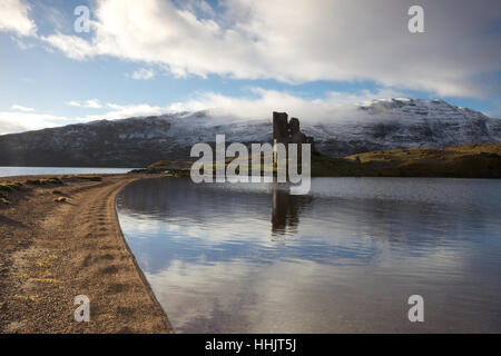 Ardvrech castello sul Loch Assynt con montagne innevate sullo sfondo. Foto Stock