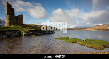 Ardvrech castello sul Loch Assynt con montagne innevate sullo sfondo. Foto Stock