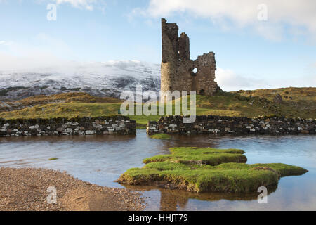 Ardvrech castello sul Loch Assynt con montagne innevate sullo sfondo. Foto Stock