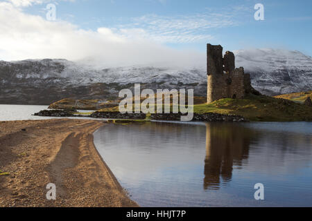 Ardvrech castello sul Loch Assynt con montagne innevate sullo sfondo. Foto Stock