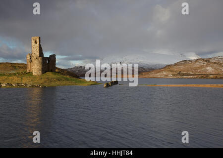 Ardvrech castello sul Loch Assynt con montagne innevate sullo sfondo. Foto Stock