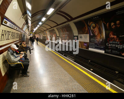 Persone in attesa treno su Hyde Park stazione della metropolitana Foto Stock