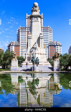 Madrid, Spagna. Il Cervantes monumento e la Spagna edificio (edificio Espana) sulla Piazza di Spagna (Plaza de Espana). Foto Stock