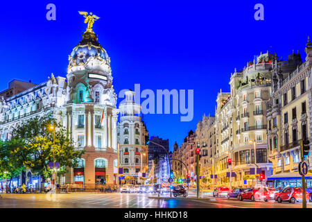 Madrid, Spagna. Gran Via, la principale strada dello shopping al crepuscolo. Foto Stock