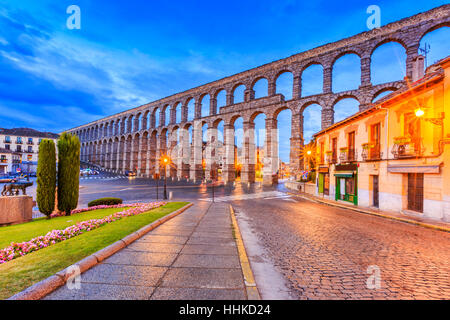Segovia, Spagna. Plaza del Azoguejo e l'antico acquedotto romano. Foto Stock