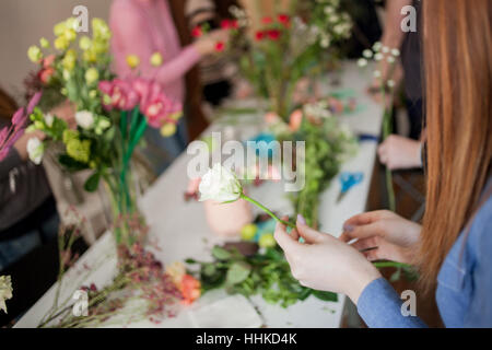 Workshop fioraio, rendendo mazzi di fiori e decorazioni. Soft focus Foto Stock
