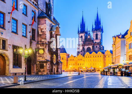 Praga, Repubblica Ceca. Chiesa della Vergine Maria di Tyn e l'orologio astronomico. Foto Stock