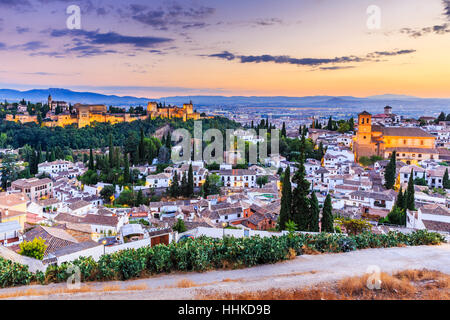 Alhambra di Granada, Spagna. Fortezza di Alhambra e il quartiere Albaicin al crepuscolo. Foto Stock