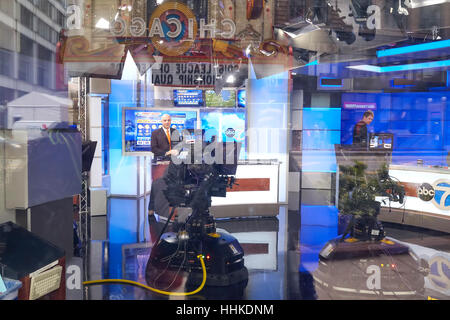 Chicago, Stati Uniti d'America - 15 Ottobre 2016: ABC 7 show live in studio visto attraverso la finestra, la stazione è il più guardato la televisione in Chicago. Foto Stock