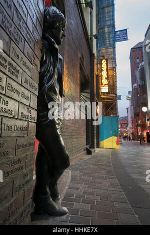 La statua di John Lennon accanto alla caverna Mathew Street Liverpool. Merseyside Foto Stock