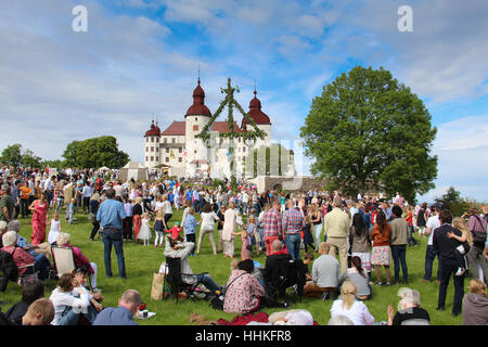 La gente ballare tutto il maypole a Läckö Slott (castello) in Svezia Foto Stock