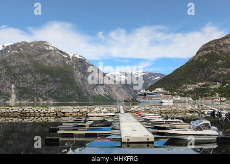 La nave di crociera AidaSol ormeggiati a Eidfjord, Norvegia durante l'estate Foto Stock