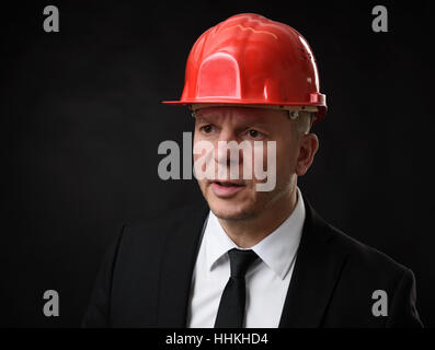 Ritratto di imprenditore senior indossando il casco di costruzione Foto Stock