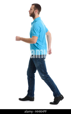 Casual uomo barbuto che indossa polo e jeans camminare su sfondo bianco Foto Stock