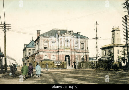 Giappone, Yokohama. Cartolina Vintage colorate a mano. Ingresso al Molo Jetty, con edifici e persone. Circa 1910. Foto Stock