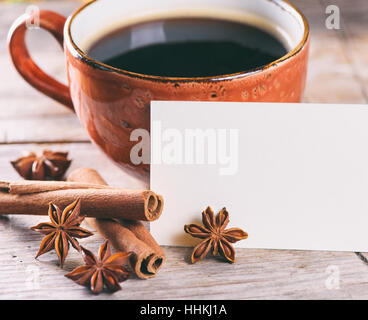 Buona mattina concetto. Una tazza di caffè e spezie sul tavolo di legno Foto Stock