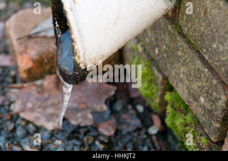 Acqua congelata la tubazione con il ghiaccio in inverno Foto Stock