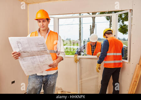 Finestra team montatore con planimetria modernizzare casa nuova Foto Stock