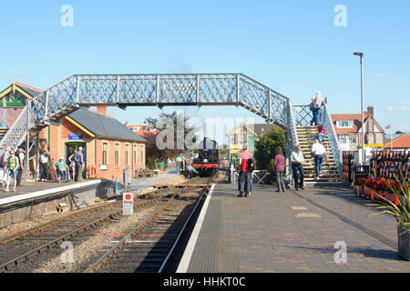 Treno a vapore in arrivo presso la vecchia stazione ferroviaria di Sheringham - parte del North Norfolk ferrovia in Norfolk, Inghilterra Foto Stock