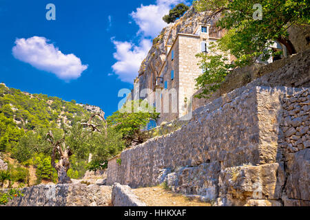 Pustinja deserto Blaca hermitage sull'isola di Brac, villaggio sulle scogliere in Dalmazia, Croazia Foto Stock