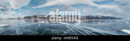 Vista Montagna con belle chiaro ghiaccio con crepe sul lago Baikal. Unico e meraviglioso, pulito, fresco di ghiaccio il più grande e il più pulito lago nelle giornate mondiali Foto Stock