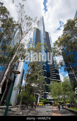 Guardando verso l'alto l'Eureka Tower sulla sponda sud del CBD di Melbourne, Victoria Australia Foto Stock