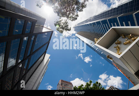 Guardando verso l'alto l'Eureka Tower e Queen Bee Colony sulla sponda sud del CBD di Melbourne, Victoria Australia Foto Stock