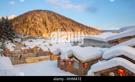 Panoramica della Cina la città della neve, la montagna di casa e coperto di neve Foto Stock