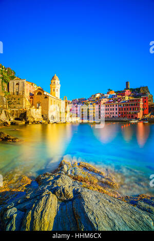 Vernazza village, chiesa, rocce e mare porto sul tramonto, Seascape in cinque terre, il Parco Nazionale delle Cinque Terre Liguria Italia Europa. Lunga esposizione. Foto Stock