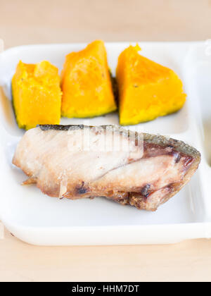 Cucina Giapponese e un pezzo di tagliata a fette e arrostita limanda sul piatto Foto Stock